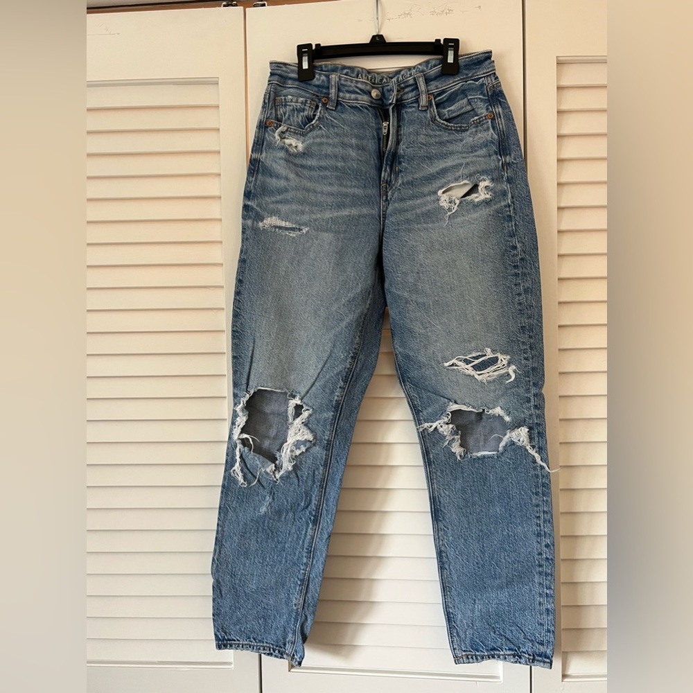 LIKE NEW! American Eagle Ripped Mom Jeans